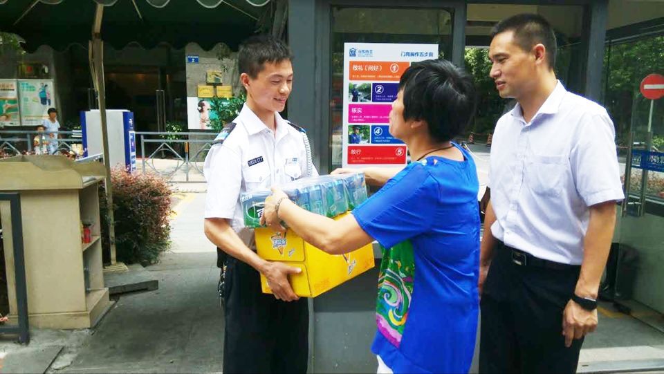 炎炎夏日送清凉 滴滴关怀暖人心