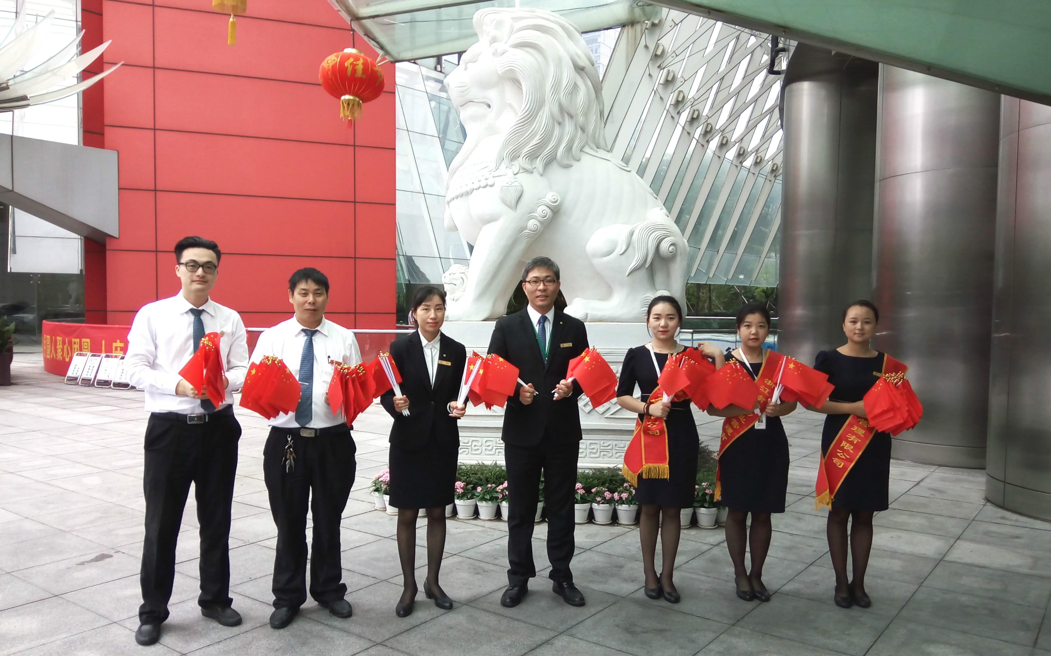 金秋十月庆华诞，小小国旗表心意