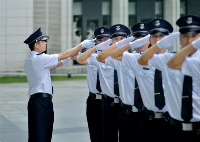 秩序员做了一件事，让她瞬间被温暖包围