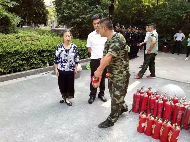 烟感警报器突鸣，10分钟紧急灭火获业主点赞