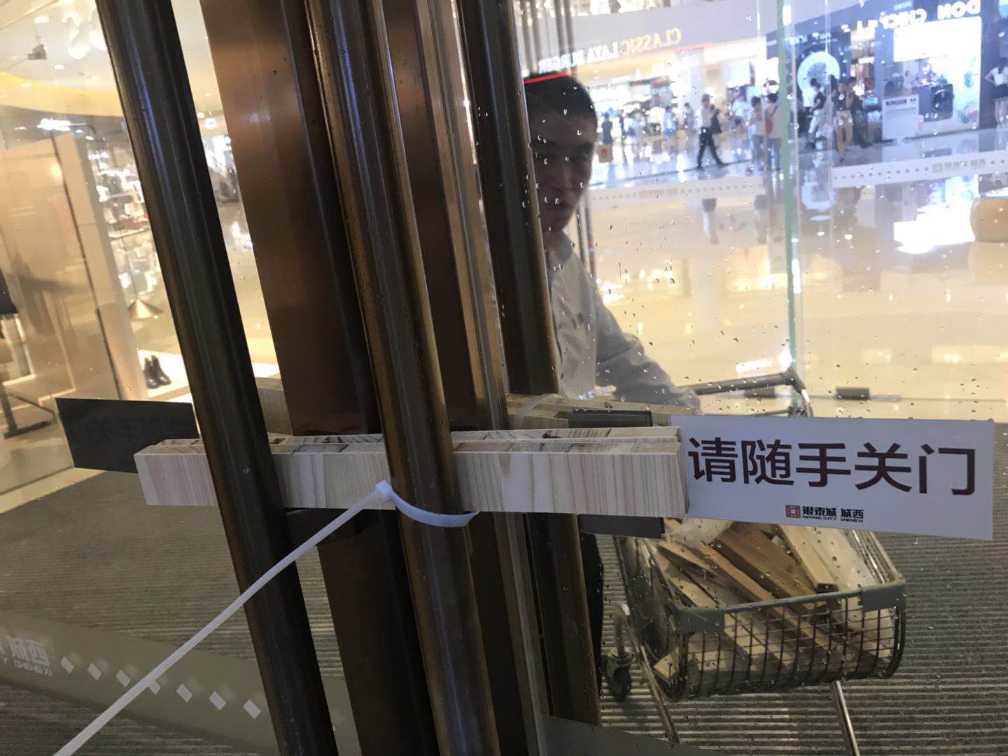 严阵以待|暴雨中夙夜奋战，为你守护家园平安