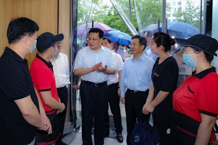 以服务 促发展 | 浙江省人民政府省长袁家军一行视察欧博游戏物业西溪银泰城服务项目