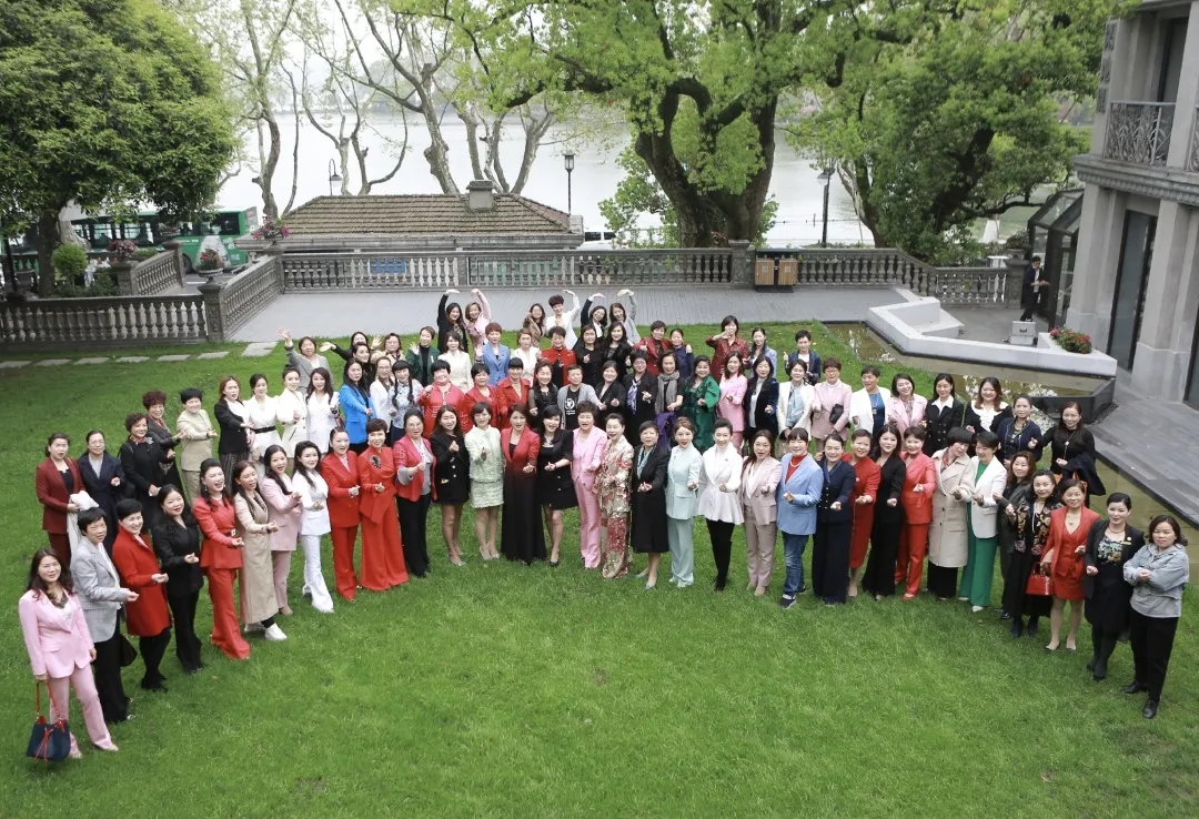 欧博游戏物业服务集团被授予“脱贫攻坚模范企业”荣誉，董事长韩芳荣获”公益大使“称号